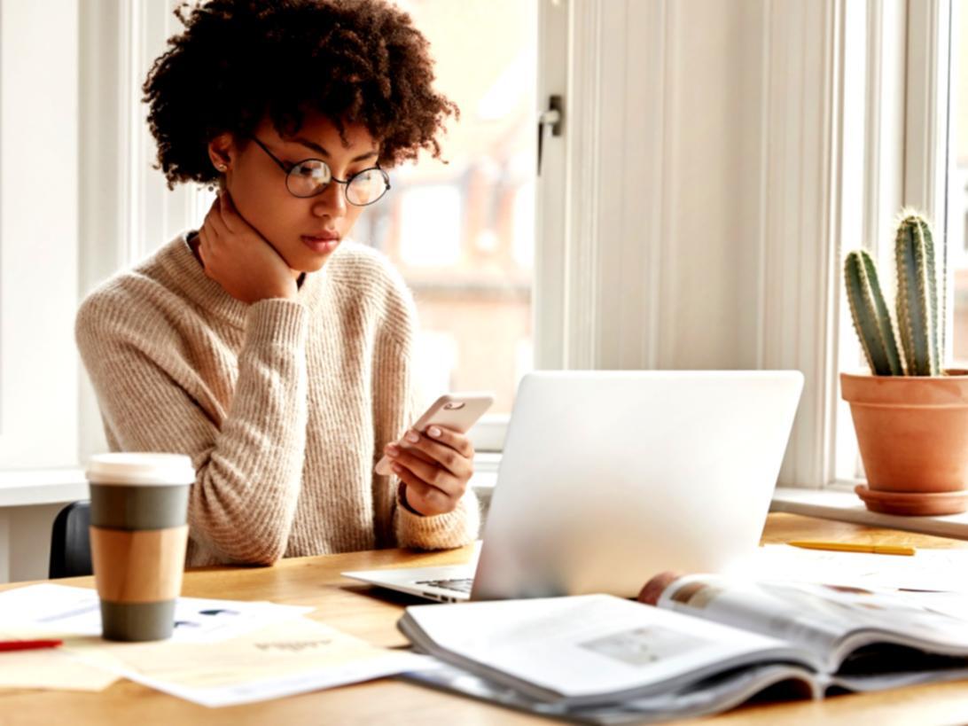 Ambiente di apprendimento professionale durante webinar su analisi finanziaria